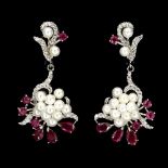 A pair of 925 silver drop earrings set with pear cut rubies and pearls, L. 3.7cm.