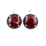 A pair of 925 silver earrings set with round cut rubies surrounded by blue stones, L. 1.3cm.