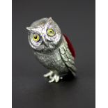 A Sterling silver owl pin cushion with glass eyes, H. 3cm.