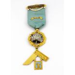 A cased 9ct yellow gold Waltham Abbey Lodge masonic medal c. 1980 W.M. 1981 No.2750, L. 15cm.