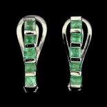 A pair of 925 silver earrings set with step cut emeralds, L. 1.6cm.