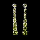 A pair of 925 silver drop earrings set with graduated round cut peridots, L. 4.5cm.