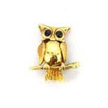 An 18ct yellow gold owl shaped brooch set with sapphire eyes, L. 2.3cm.