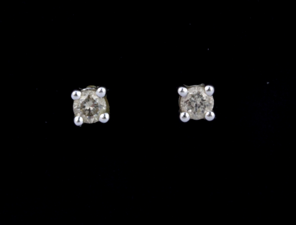 A pair of 18ct white gold (stamped 750) diamond set stud earrings, approx. 0.20ct.