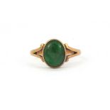 A 15ct yellow gold (stamped 15ct) cabochon cut jade set ring, (P).