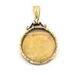 A gold Queen Victoria 1876 half sovereign in a 9ct yellow gold and glass pendant, L. 3.5cm.