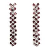 A pair of 925 silver drop earrings set with round cut rhodolite garnets, L. 3.6cm.