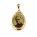 A 9ct yellow gold double portrait locket pendant, L. 4.5cm.