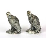 A pair of silver plated bird salt and peppers with glass eyes, H. 5.5cm.