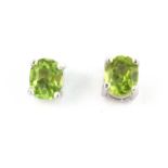 Two pairs of 925 silver stud earrings, set with peridot and amethysts, L. 0.5cm.