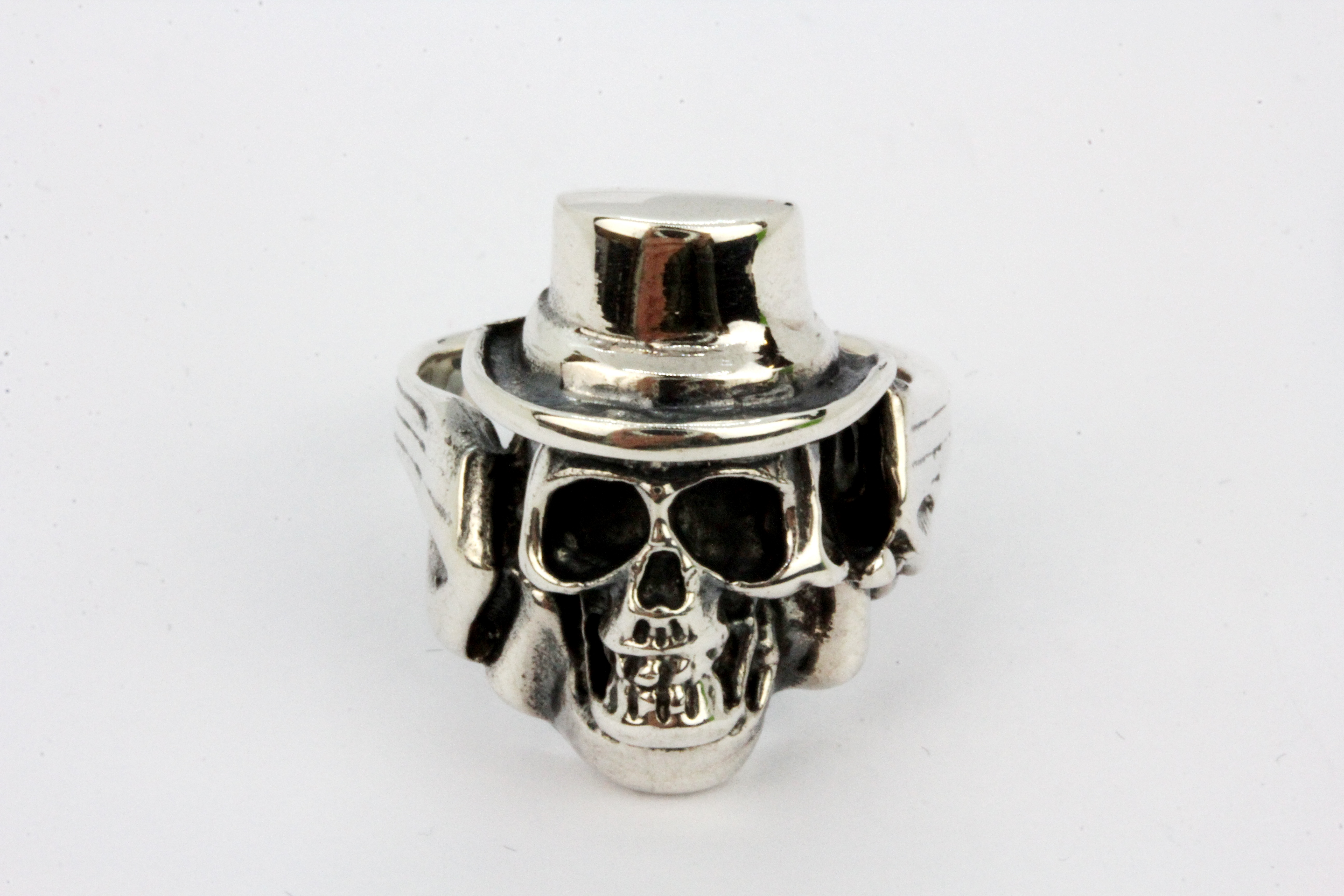 A 925 silver skull shaped ring, (U).