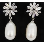 A pair of 925 silver earrings set with white stones and pearls, L. 3cm.