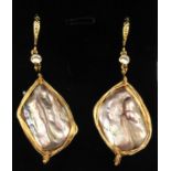 A pair of 925 silver gilt drop earrings set with pink baroque pearls, L. 5.5cm.