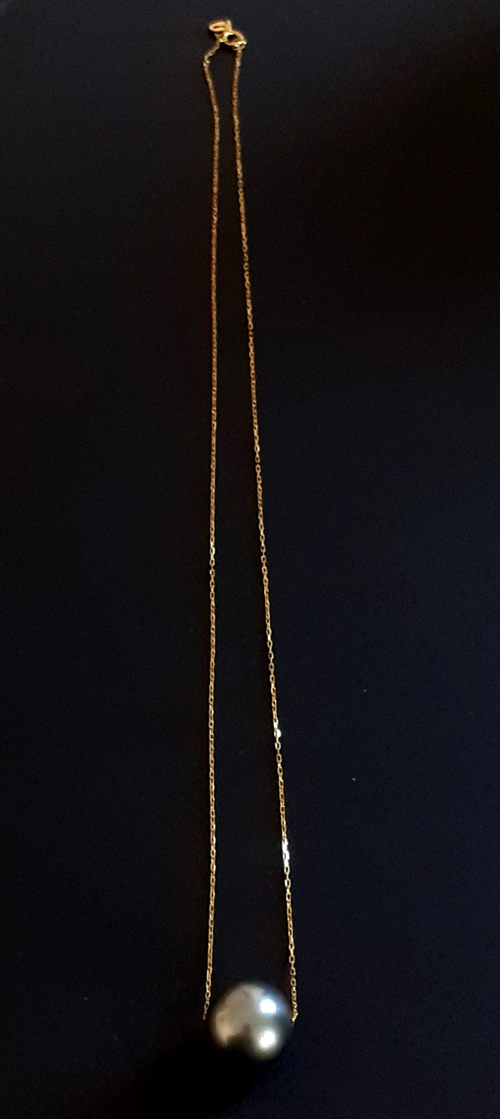 An 18ct yellow gold (stamped 750) necklace set with a grey South Sea pearl, Dia. 1.2cm, L. 42cm. - Image 2 of 2