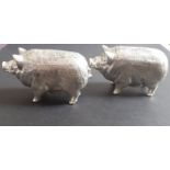 A pair of silver plated boar shaped salt and pepper, H. 4cm.