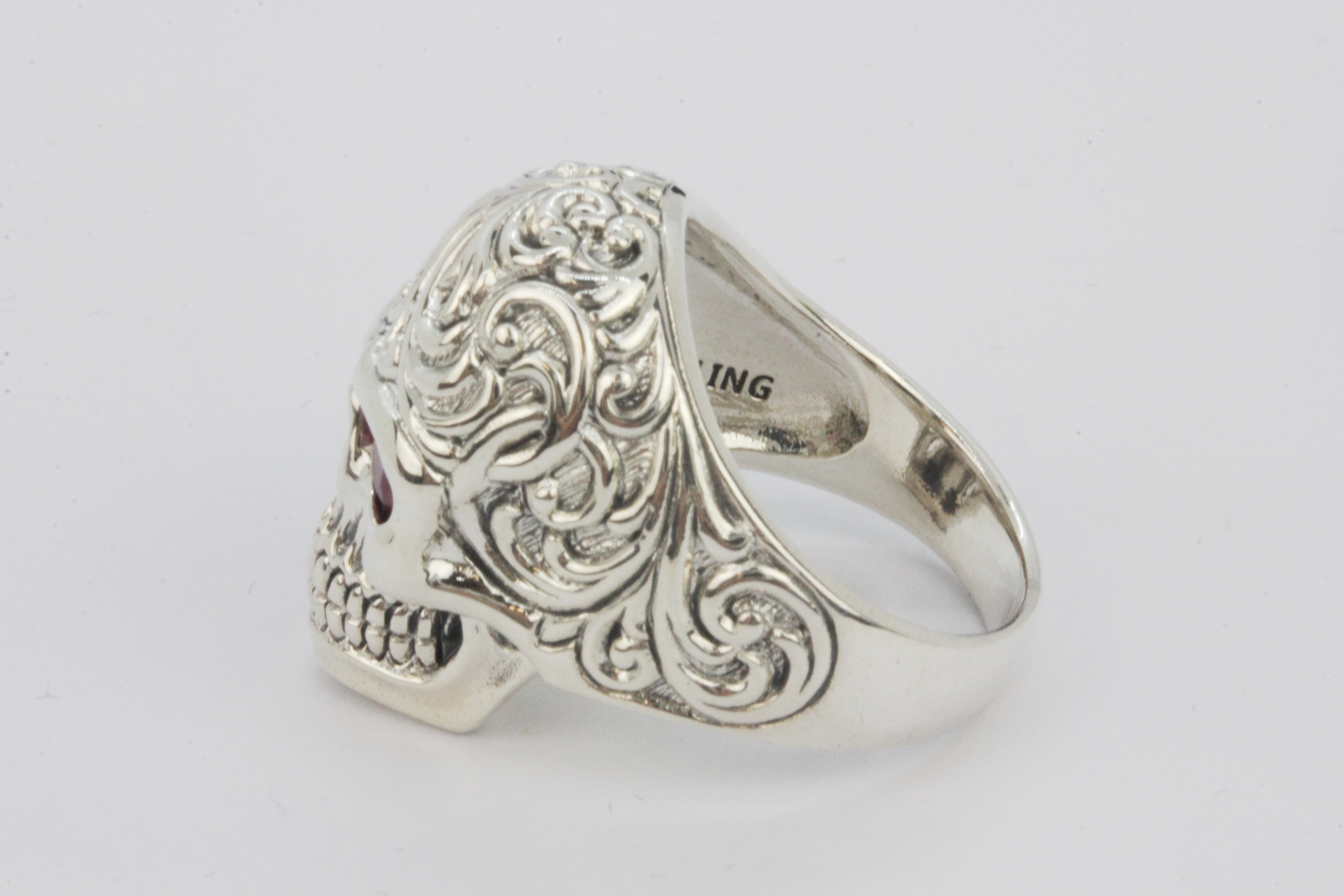 A 925 silver skull shaped ring with oval cut ruby set eyes, (R). - Image 3 of 3