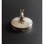 A 925 silver pill box decorated with an articulated bunny, 4 x 3 x 3.5cm.