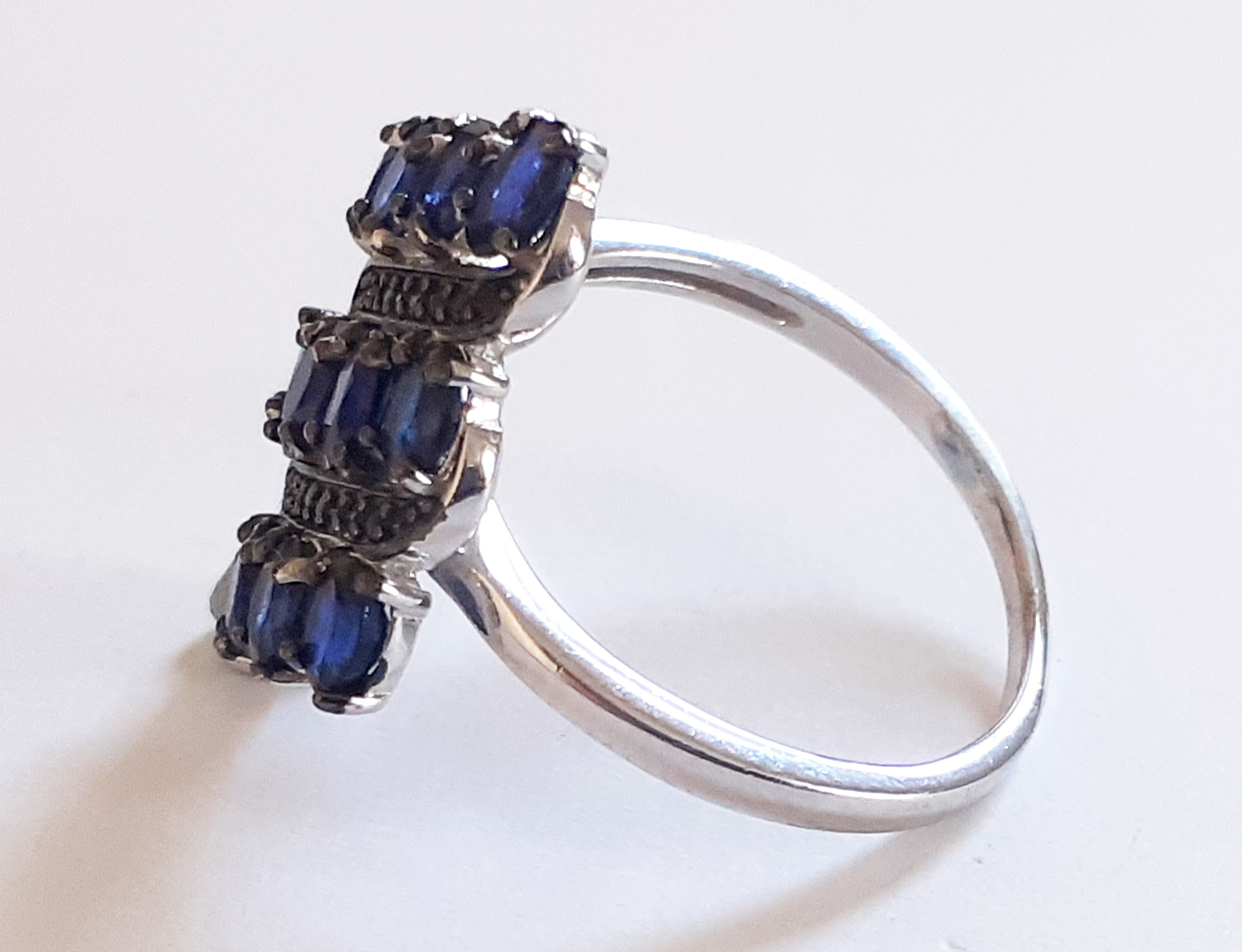 A 925 silver ring set with oval cut kyanite and black spinel, (Q). - Image 2 of 2