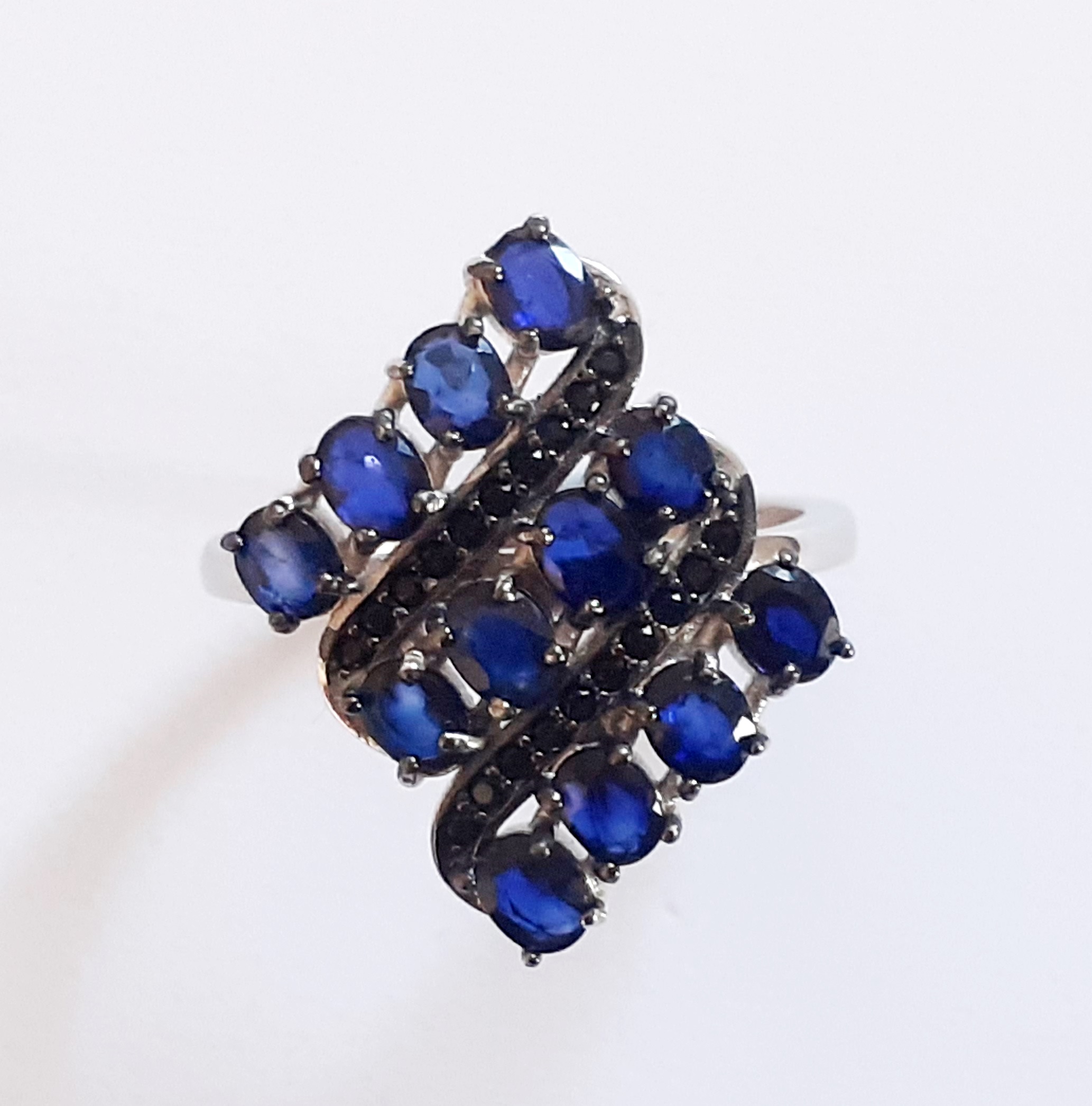 A 925 silver ring set with oval cut kyanite and black spinel, (Q).