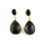 A pair of 925 silver gilt drop earrings set with faceted cut onyx, L. 3cm.