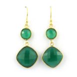 A pair of 925 silver gilt drop earrings set with faceted aventurine, L. 4.7cm.