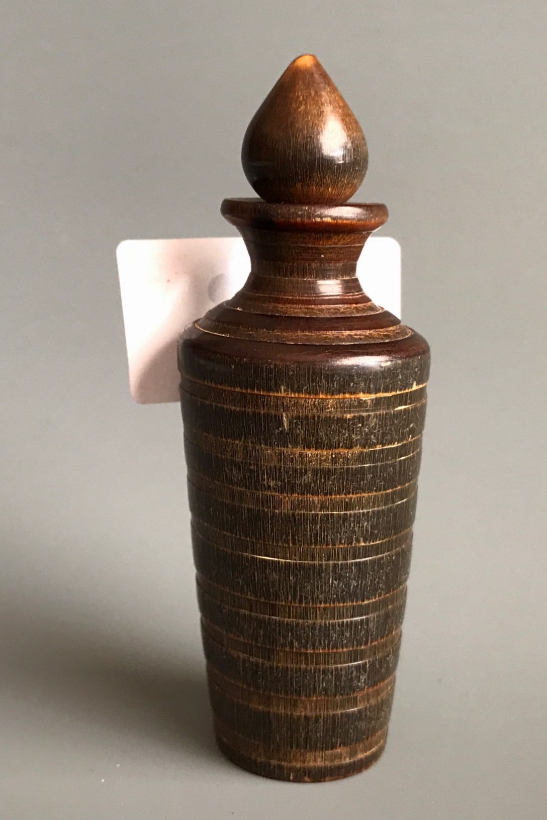 A ribbed turned cattle horn snuff bottle with original stopper typical of the type carried by - Image 2 of 3
