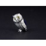 A sterling silver owl pin cushion with glass eyes, H. 3cm.