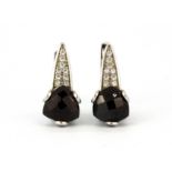 A pair of 925 silver earrings set with faceted garnets and white stones, L. 1.6cm.