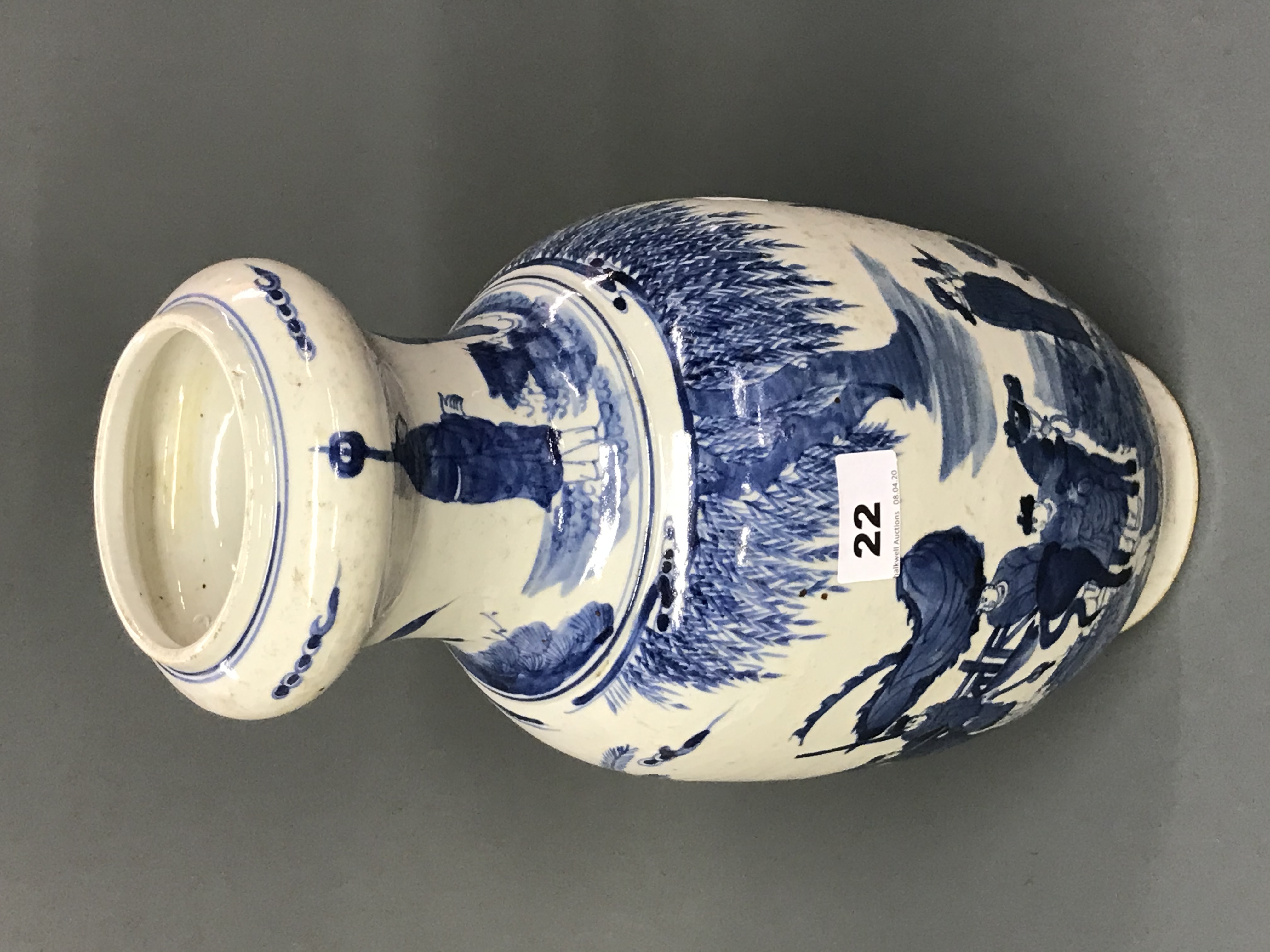 A Chinese hand painted porcelain vase with narrowed neck and decoration of an Emperor and advisers - Image 5 of 6