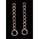 A pair of 925 silver graduated garnet set drop earrings, L. 4.5cm.