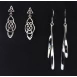 Two pairs of 925 silver drop earrings, L. 3.5 & 7cm.