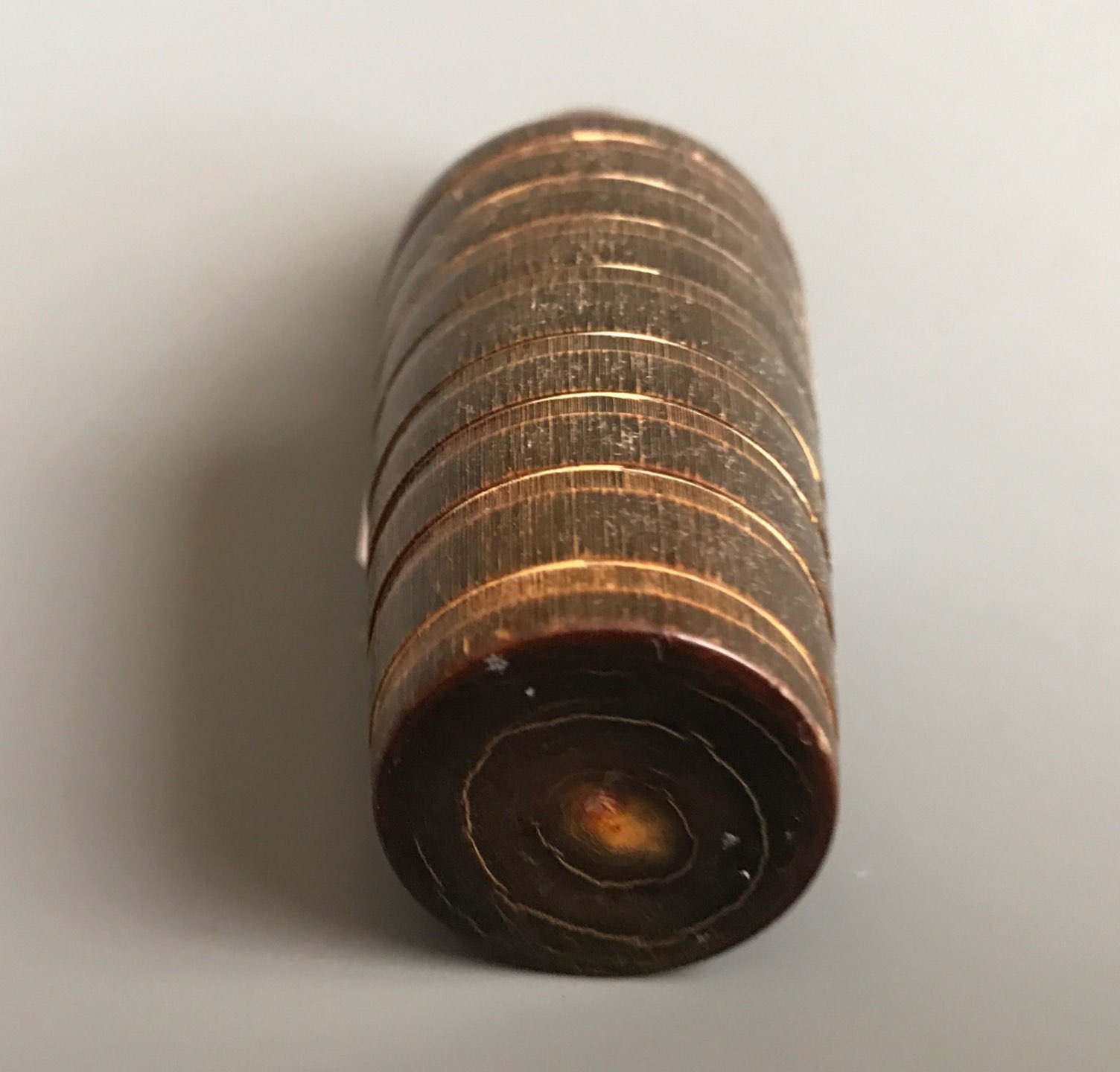 A ribbed turned cattle horn snuff bottle with original stopper typical of the type carried by - Image 3 of 3
