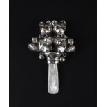 A 925 silver and mother of pearl baby rattle with glass eyes to bears, L. 8cm.