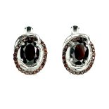 A pair of 925 silver earrings set with garnets, L. 1.2cm.