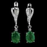 A pair of 925 silver drop earrings set with oval cut emeralds, L. 2.3cm.