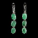A pair of 925 silver emerald set drop earrings, L. 3.5cm.