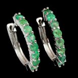 A pair of 925 silver emerald set hoop earrings, L. 1.8cm.