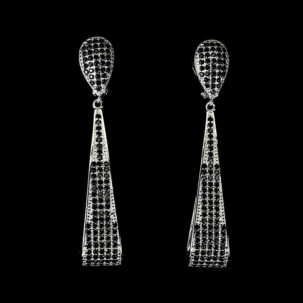 A pair of 925 silver drop earrings set with black spinels, L. 5cm.