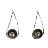 A pair of 925 silver drop earrings set with black pearls, L. 3.2cm.