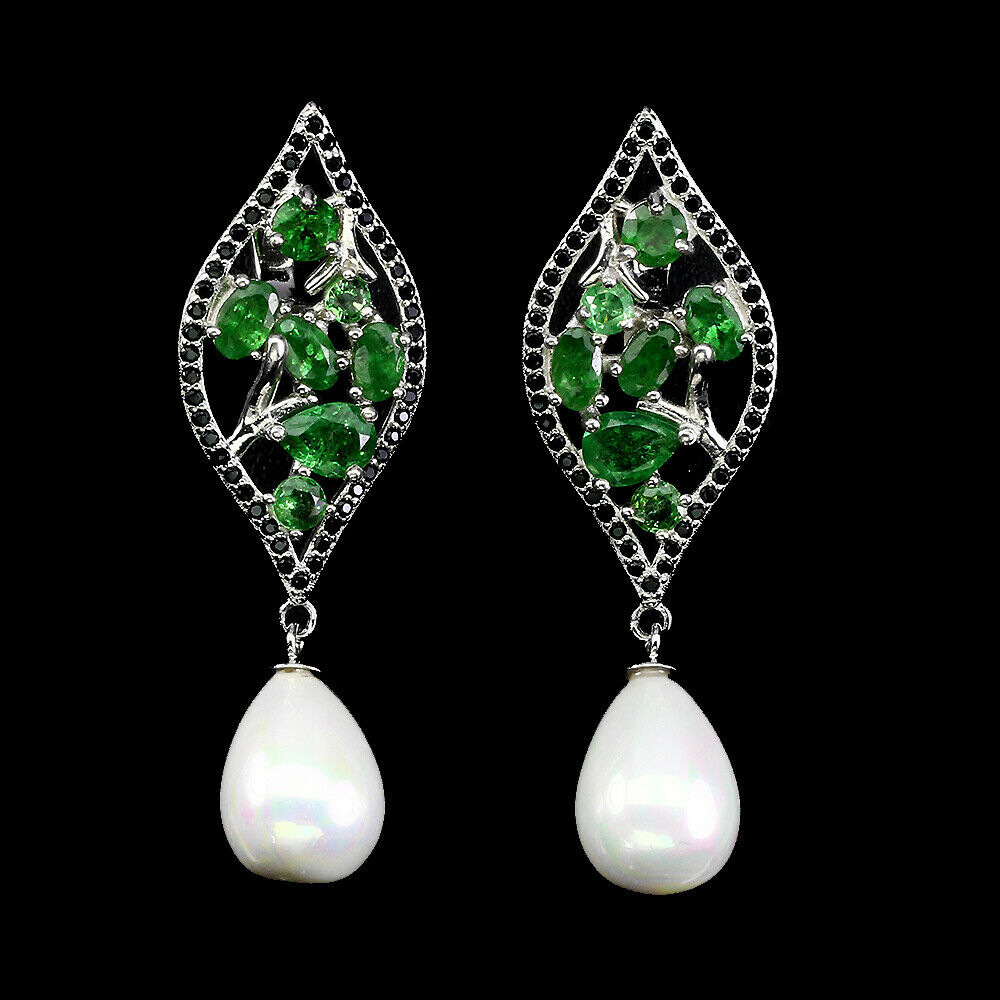 A pair of 925 silver drop earrings set with tsavorites and black spinels, L. 5cm.