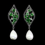 A pair of 925 silver drop earrings set with tsavorites and black spinels, L. 5cm.