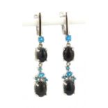 A pair of 925 silver drop earrings set with cabochon cut black opals and apatites, L. 4.3cm.