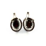 A pair of 925 silver earrings set with garnets, L. 1.2cm.