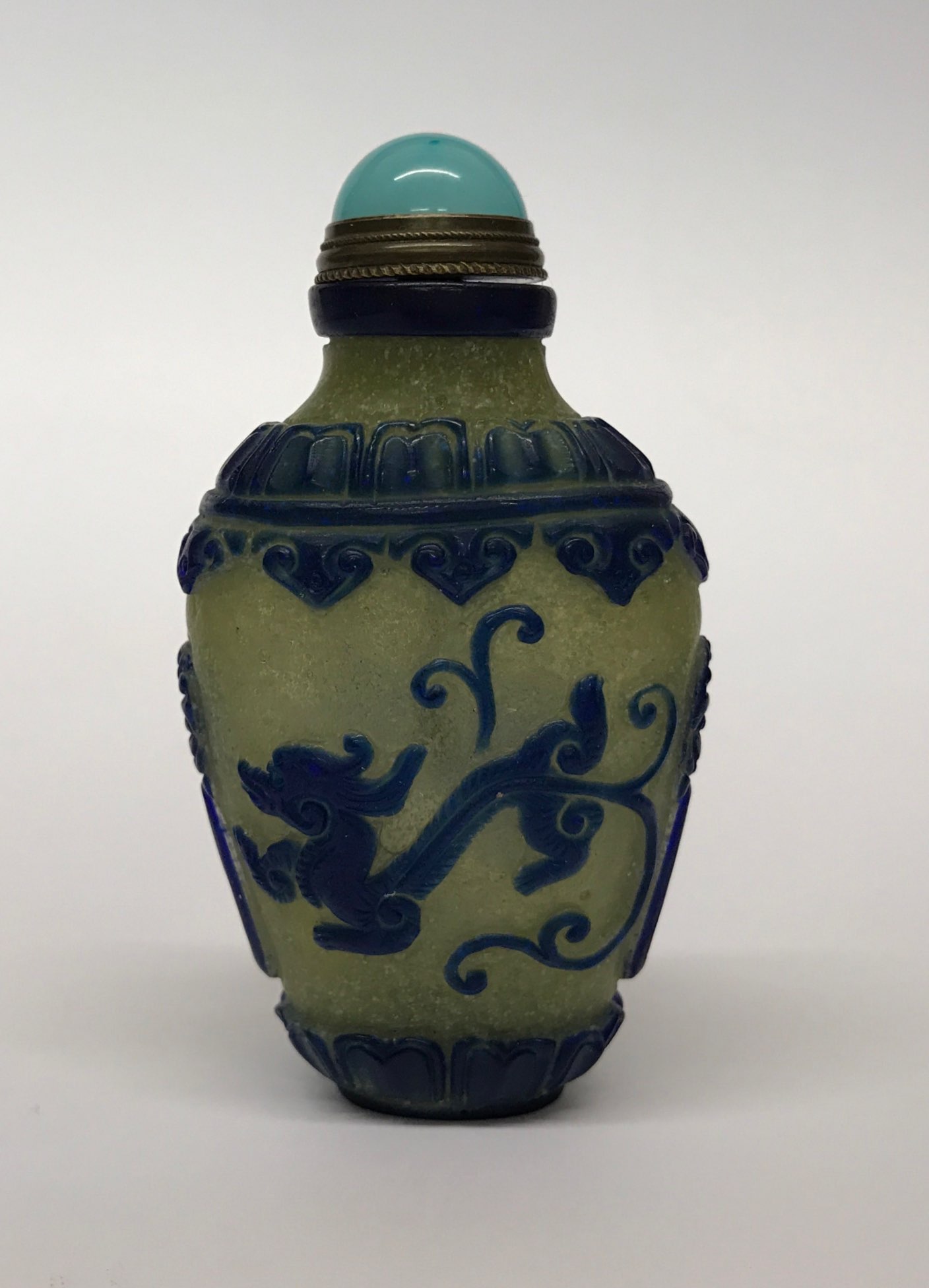 A Chinese two layer Peking carved cameo glass snuff bottle with gilt and hardstone stopper, H. - Image 2 of 2