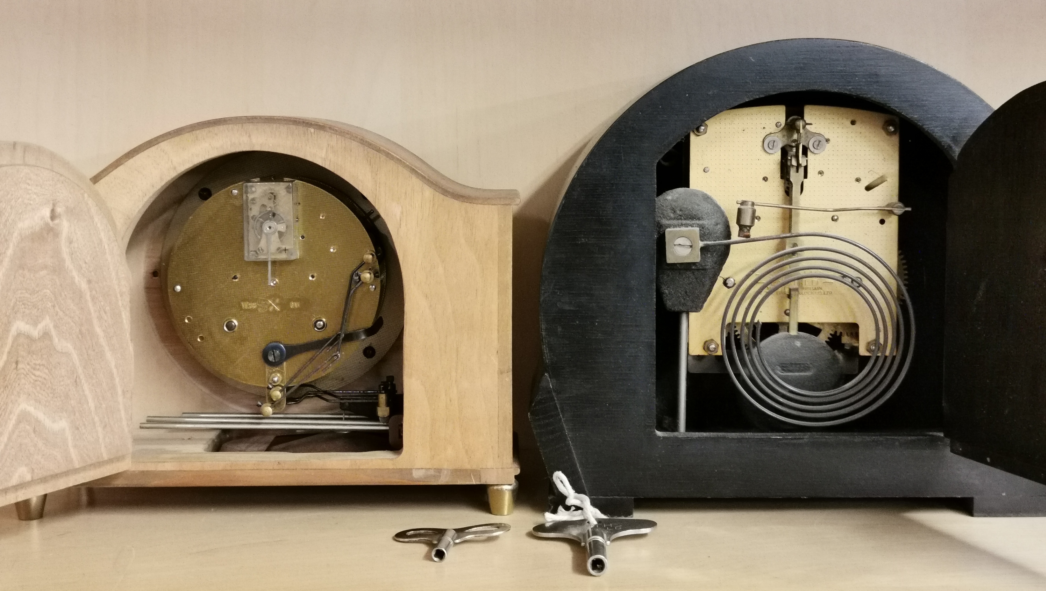 A Smiths Enfield oak cased striking mantle clock and a further mantle clock, H. 20cm. - Image 3 of 3