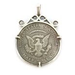 A 1971 USA half dollar coin set as a pendant in a white metal (tested silver) mount, L. 4.5cm.