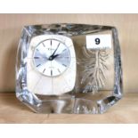 A French Daum signed crystal vintage mantle clock with battery movement, H. 14cm. Condition: