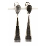 A pair of 925 silver drop earrings set with black spinels, L. 5cm.