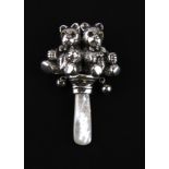 A 925 silver and mother of pearl baby rattle with glass eyes to bears, L. 8cm.