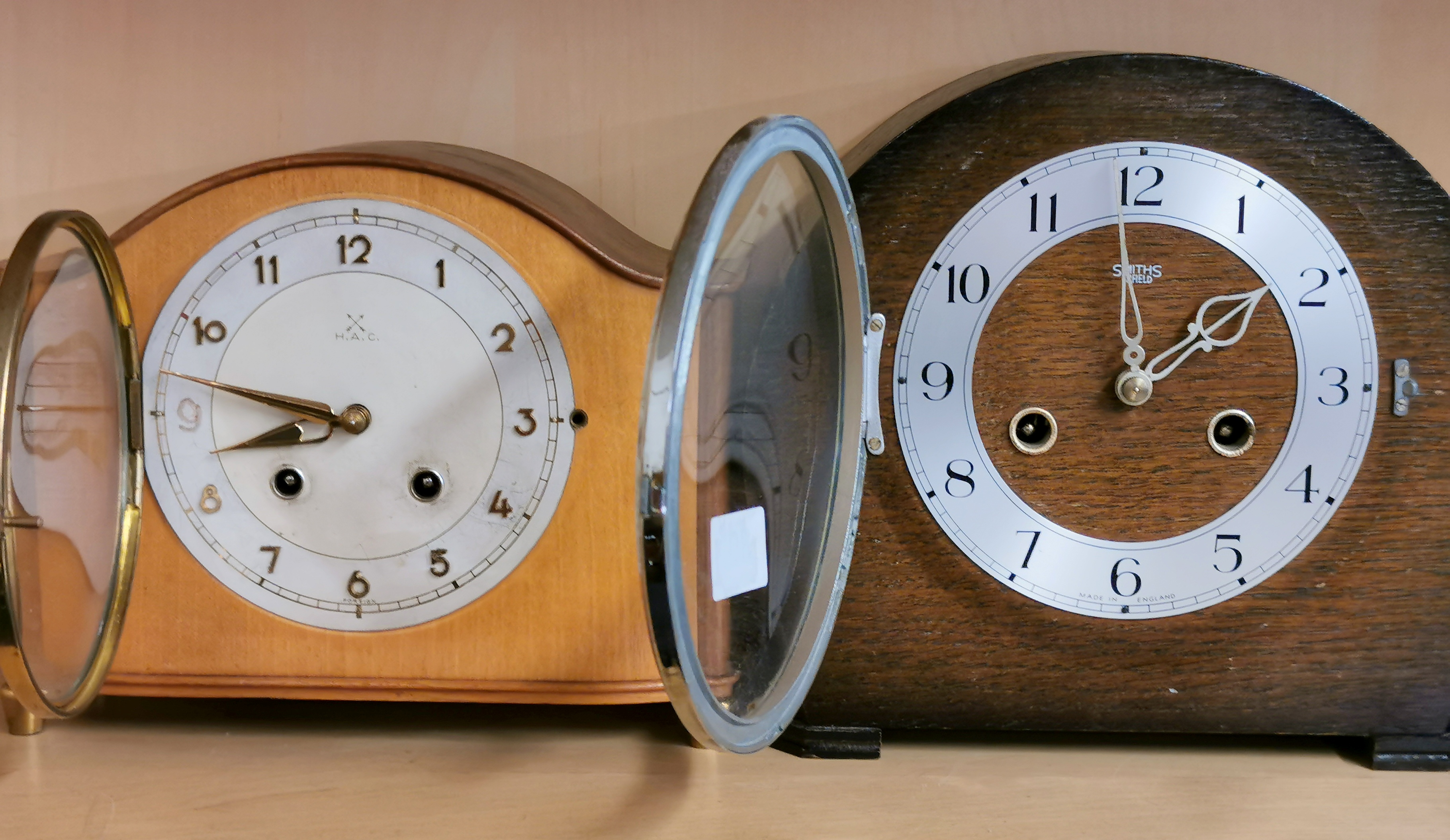 A Smiths Enfield oak cased striking mantle clock and a further mantle clock, H. 20cm. - Image 2 of 3